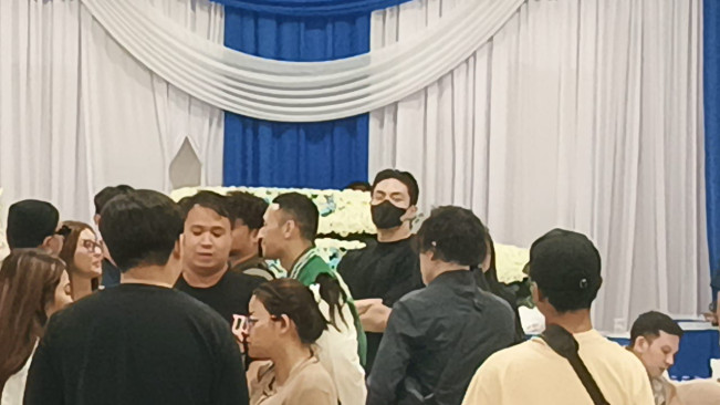 Gio datang melayat ke rumah duka (19/7)[Selvianus Kopong Basar]